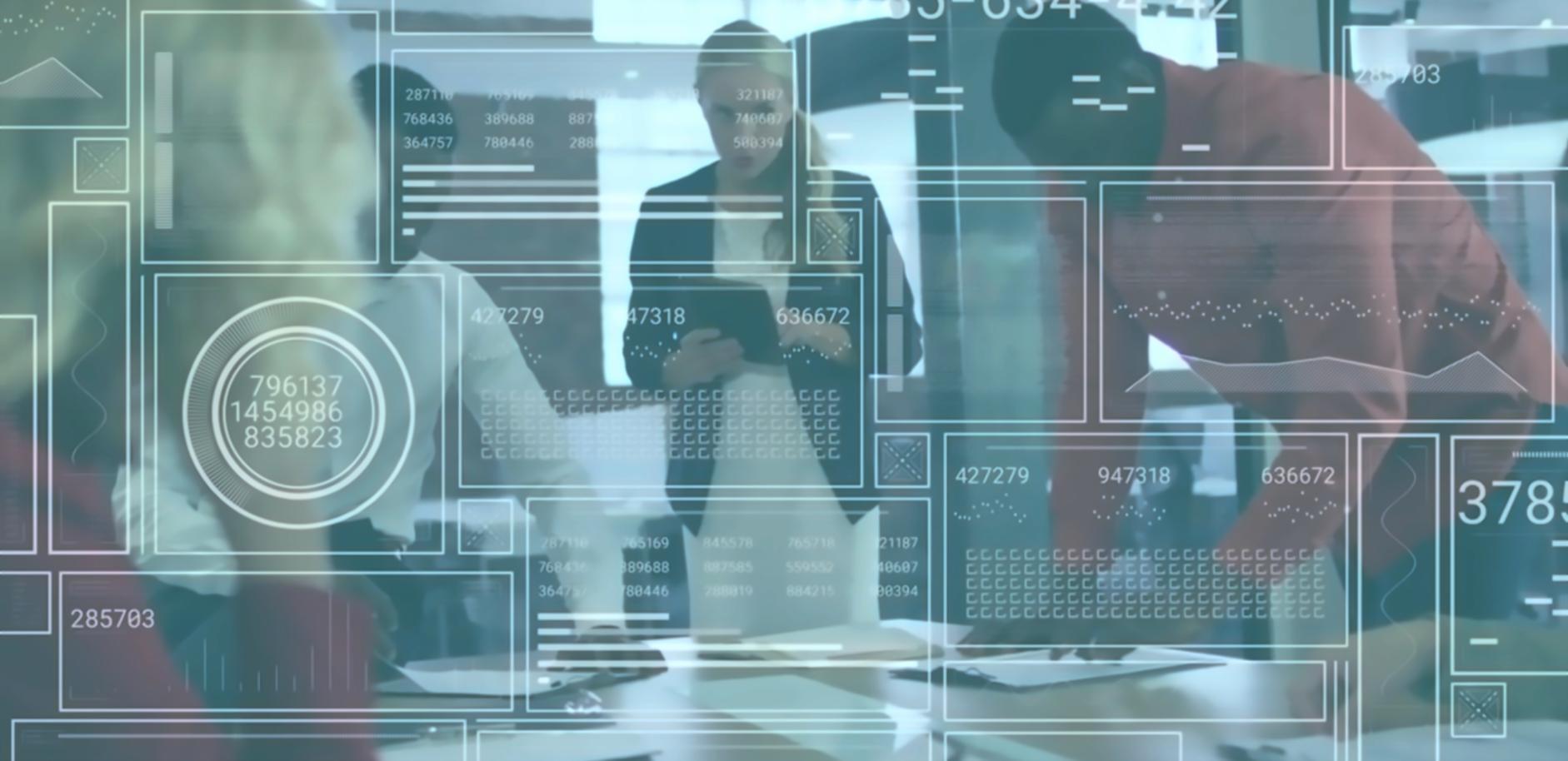 Teilnehmer arbeiten gemeinsam an Website-Projekten